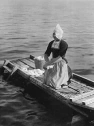 Wassen in de Zuiderzee, Volendam, Nederland, ca. 1934