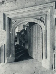 Waynfletes noorddeur, met de zeventiende-eeuwse trappen naar de bovenste school en voorportaal, 1926