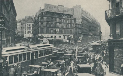 Waarom Parijs constante planning nodig heeft: verkeersopstopping in een hoofdstraat, ca. 1935