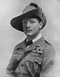 Winston Churchill tijdens zijn tijd als oorlogscorrespondent, ca. 1899, 1945