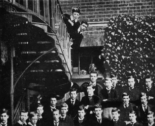 Winston beklimt een trap, terwijl de klas poseert, ca. 1889, 1945