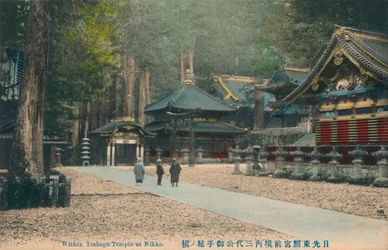 Binnen Toshogu-tempel in Nikko, ca. 1900