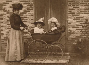 Vrouw en kinderen in een kinderwagen, 1937