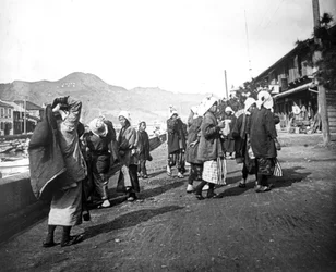 Vrouw die kolen draagt, Nagasaki, Japan