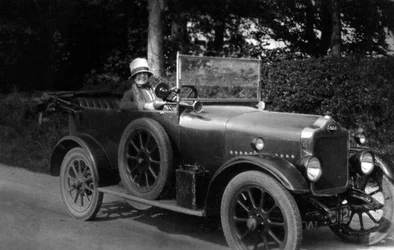 Vrouw die een auto bestuurt