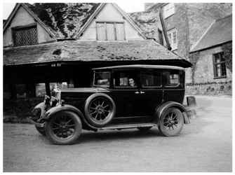 Vrouw in een vintage auto