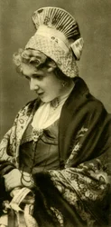 Vrouw in traditionele klederdracht, Neder-Oostenrijk, ca. 1935
