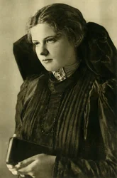 Vrouw in traditionele klederdracht, Opper-Oostenrijk, c1935