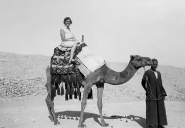 Vrouw op een kameeltocht, Egypte, ca. 1920s-1930s