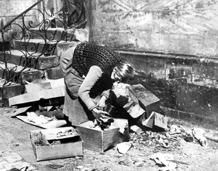 Vrouw op zoek naar voedsel, Bayreuth, Duitsland, april 1945