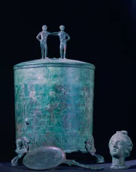 Bronzen parfumolie cista van een vrouw, Hellenistische periode, 3e eeuw v.Chr.