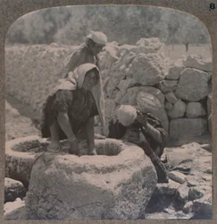Vrouwen halen water bij de Fontein van de Wijzen, op de weg naar Bethlehem, ca 1900