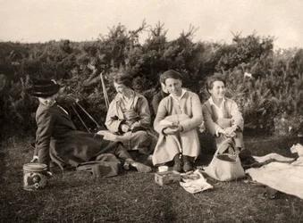 Vrouwen genieten van een picknick, 20e eeuw
