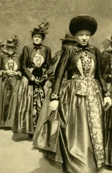 Vrouwen in traditionele klederdracht, Schruns, Vorarlberg, Oostenrijk, c1935