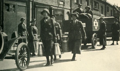 Vrouwelijke reservisten die melk afleveren aan een ziekenhuis, Eerste Wereldoorlog, c1914-1918, c1920