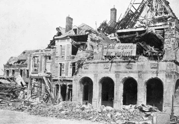 Verwoest gebouw, Grande Place, Peronne, Frankrijk, Eerste Wereldoorlog, 1917, ca. 1920