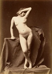 Jonge vrouw, naakt, van voren met hand over het gezicht, jaren 1860