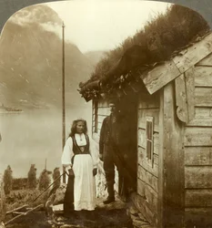 Jonge boeren van het Nordfjord-land - voor hun huisje, Noorwegen