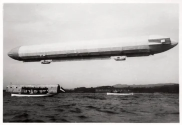 Zeppelin LZ3 in de lucht, Duitsland, ca. 1906-1908, 1933