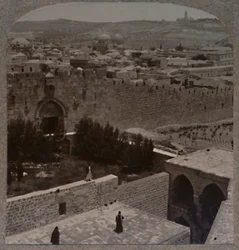Zionpoort. De Olijfberg en de Scopusberg in de verte