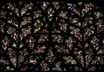 Abstracte patronen van fragmenten van 13e-eeuws glas-in-lood in het Bisschops oog raam, het Zuid roosvenster