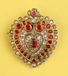Antieke hartvormige broche (diamant en robijn)