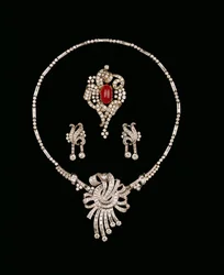 Art Deco diamanten sieraden: baguette diamanten broche hanger, cabochon robijn en diamanten scroll broche, diamanten hanger oorbellen