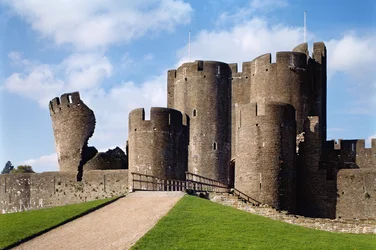 Caerphilly Castle, Buitenaanzicht met brug en Scheve Toren, voltooid 1277, Glamorgan, Wales