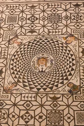 Carmona, provincie Sevilla, Spanje. Romeins mozaïek van Medusa in het stadhuis.