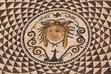 Carmona, provincie Sevilla, Spanje. Romeins mozaïek van Medusa in het stadhuis.