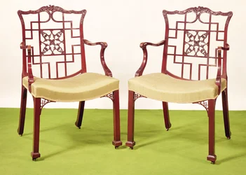 Chippendale mahonie eetkamerstoelen in Chinese stijl, bovenrails bekroond door een hertogelijke kroon en griffioen wapen, c.1760
