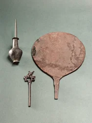 Koperen haarspeld, collyriumstaaf met pot en spiegel, Mohenjodaro, 2300-1750 v.Chr.