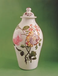 Gedekte ondoorzichtige witte glazen pot van Chinese potiche vorm, ca. 1760