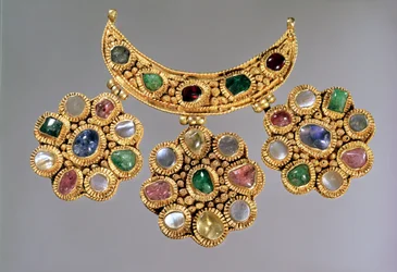 Halvemaanvormige ketting met hangers bezet met halfedelstenen, Moskou, eind 14e of begin 15e eeuw