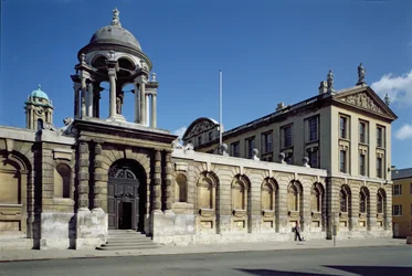 Exterieur van de voorste binnenplaats van The Queens College, Oxford