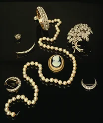 Vier Victoriaanse diamanten broches; gesneden ovale camee; gekweekte parelstreng