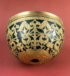 Gouden opengewerkte versiering voor een gelakte kom uit Schwazenbrach Keltische kunst, 5e eeuw v.Chr.