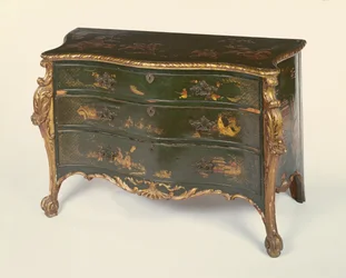 Groen gelakte en gedeeltelijk vergulde serpentine commode, in de stijl van Thomas Chippendale