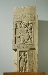 Groenachtige kalkstenen pilaar met een dansende dwerg en een Scythische soldaat, Nagarjunakonda, AP, 3e eeuw n.Chr.
