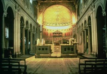 Interieur van het hoofdaltaar van San Clemente, Rome, Italië