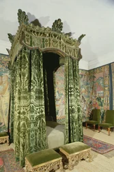 Interieur van Hardwick Hall, Derbyshire, met de Groene Slaapkamer met originele 16e-eeuwse meubels en gordijnen