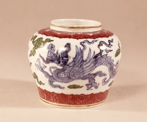 Pot, laat 15e eeuw met tou tsai decoratie (vechtende of contrasterende kleur)