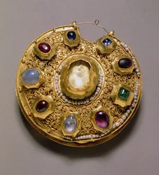 Kolt medaillon, goud met parels en edelstenen, cloisonné, email, filigraan en granulatie decoratie, Rjazan, 12e eeuw