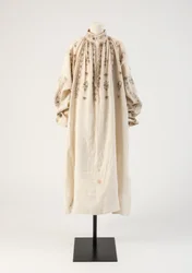 Zwart geborduurd linnen herenhemd, 1600s