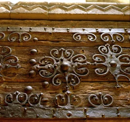 Normandisch ijzeren scrollwerk op houten deur van de overblijfselen van het Gilbertijnse klooster in Sempringham