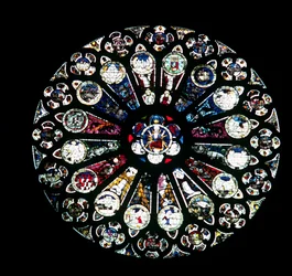 Noordelijke roosvenster, 13e-eeuws steenwerk, midden 15e-eeuws glas