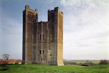 Orford Castle, Buitenaanzicht van de keep (1165-72), Suffolk, VK