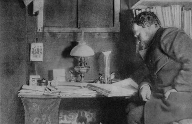 Otto Nordenskjöld aan zijn bureau, Snow Hill, Antarctica