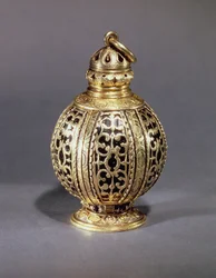 Geurbol, versierd met gegraveerd rolwerk dat zwart email omsluit, verguld zilver, waarschijnlijk Engels, ca. 1580