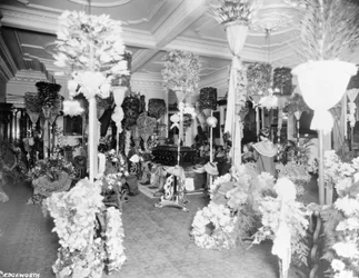 De kist van koningin Liliuokalani in de troonzaal van Iolani Palace, Honolulu, 1917